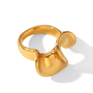 Vista dettagliata di un anello irregolare in acciaio inossidabile placcato oro 18k