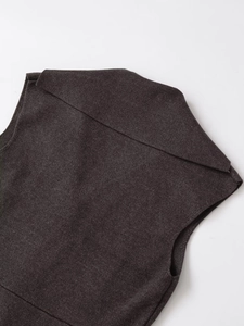 Détail rapproché du col et des coutures d'épaule d'un débardeur en maille gris foncé