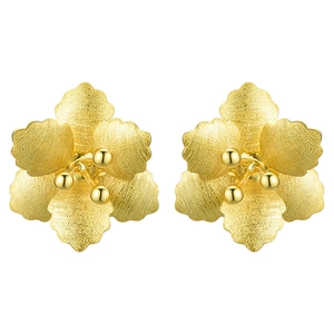 Elegant gold flower stud earrings in 925 silver with a textured matte finish design