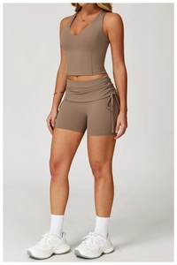 Detail der High-Waist Yoga-Shorts mit überkreuztem Bund und seitlichem Kordelzug