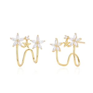 Dettaglio ravvicinato di orecchini cuff in argento S925 dorato con fiori e pietre di zirconi