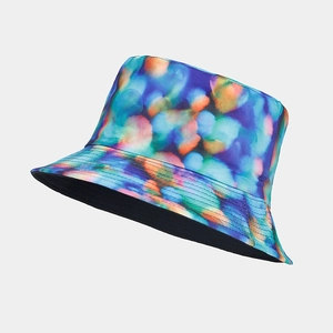 Détail d'un chapeau bob dégradé coloré avec motif nébuleuse et bordure à surpiqûres renforcées