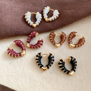 Détails des boucles d'oreilles cœur tressées en noir, marron, bordeaux et blanc