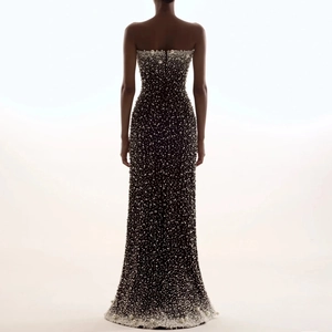 Robe de soirée bustier noire élégante avec perles luxueuses cousues main et coupe ajustée