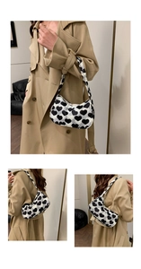 Détails du sac à bandoulière en toile avec motif de cœurs noirs et blancs
