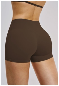 Vista posteriore dettagliata degli shorts sportivi marroni a vita alta con effetto push-up
