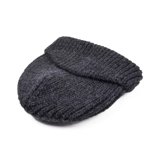 Dunkelgraue Strickmütze mit breitem Umschlag für den Winter und zum Radfahren