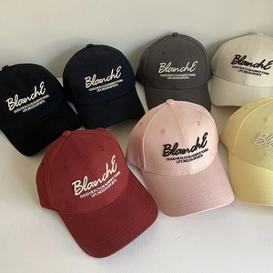 Vue détaillée de la broderie 3D sur des casquettes de baseball en sergé de coton