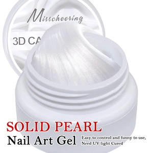 Vista macro del gel 3d bianco perlato per nail art con consistenza solida nel vaso