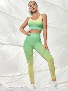 Detail der nahtlosen High-Waist Yogahose mit grünem Farbverlauf und breitem Kompressionsbund