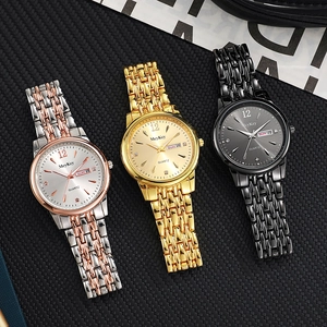 Détail de montres d'affaires à quartz avec affichage calendrier et jour en trois tons de métal