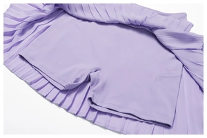 Détail d'une jupe de tennis plissée violette avec short intégré et poche latérale