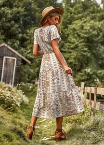 Vue latérale de robe midi beige à imprimé ethnique avec ourlet à volants et taille ajustée