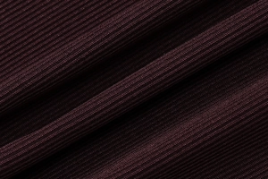 Détail macro du tissu en maille côtelée bordeaux avec rayures verticales pour haut ajusté