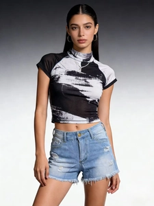 Short en jean taille haute slim à déchirures avec un crop top imprimé monochrome