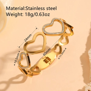 Bracelet jonc coeur creux en acier doré avec diamants et dimensions détaillées