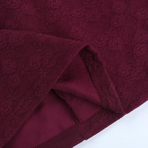 Gros plan sur la dentelle rouge vin avec motifs floraux et doublure assortie