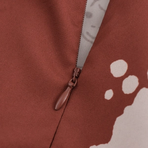 Gros plan sur la fermeture éclair invisible d'une chemise à volants marron à pois blancs