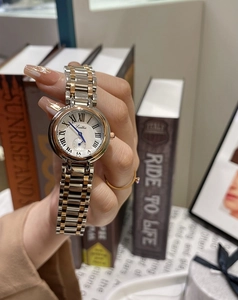 Gros plan sur la montre Scottie femme avec bracelet bicolore et cadran à chiffres romains