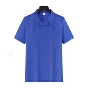 Detalle de la textura de gofre azul real y el cuello de polo en una percha negra