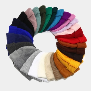 Collection de bonnets en maille de diverses couleurs avec bord replié à double rayures