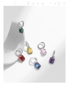 Dettaglio di orecchini a cerchio in argento 925 con pendenti rettangolari di gemme colorate
