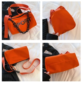 Vues détaillées du sac en nylon orange avec chaîne noire et logo SPORT brodé