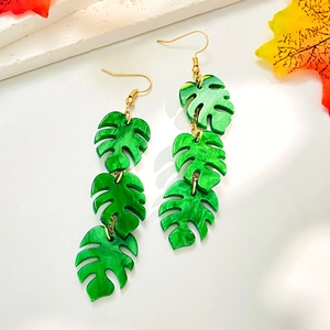 Pendientes largos de acrílico con forma de hoja de monstera verde y ganchos dorados