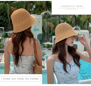 Gros plan d'un chapeau bob tricoté pour femme avec texture ajourée et bord large protecteur