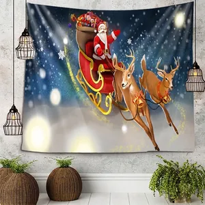 Detail van een kerstwandtapijt met de Kerstman op een slee tegen een donkerblauwe muur