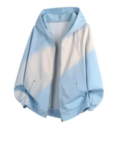 Detail eines blauen Verlaufs-Hoodies mit schwerem Stoff und Doppel-Metallreißverschluss