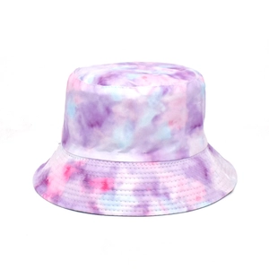 Vue détaillée du chapeau bob tie-dye violet avec des coutures renforcées sur le bord du chapeau