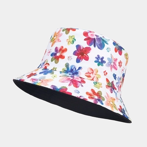 Vue détaillée du chapeau bob réversible avec motif floral coloré et doublure noire