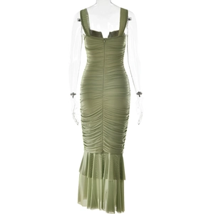 Détail du dos d'une robe sirène froncée verte avec fermeture éclair et ourlet volanté
