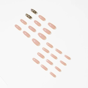 Faux ongles longs ovales rose nude avec strass argentés sur fond blanc pur