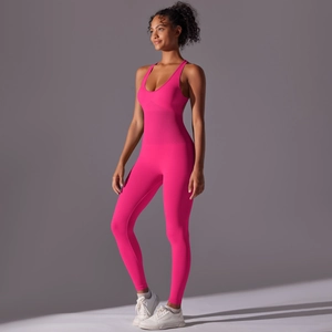 Nahaufnahme des nahtlosen pinken Yoga-Jumpsuits mit Shaping-Stoff und sportlichem Rücken