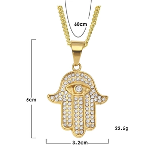 Pendentif Main de Fatma dorée serti de zircons, dimensions 5cm x 3,2cm et chaîne de 60cm