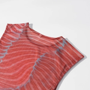 Détail du haut sans manches en mesh transparent avec imprimé abstrait rouge
