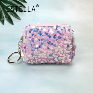 Gedetailleerd beeld van de roze pailletten mini portemonnee met metalen sleutelhanger