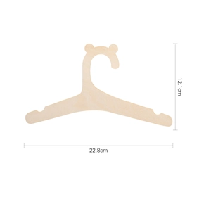 Holzkleiderbügel für Kinder in Bärenform mit Maßen von 22,8 cm mal 12,1 cm