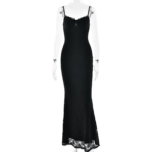 Élégante robe longue en dentelle noire dos nu avec fines bretelles sur fond blanc
