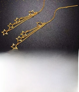 Detail of 18K gold-plated stainless steel star tassel earrings with vacuum plating finish