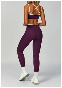 Vista posteriore del set fitness viola con reggiseno incrociato e leggings a vita alta