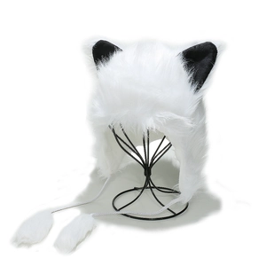 Simpatico cappello di peluche bianco con orecchie di gatto nere e pompon invernali