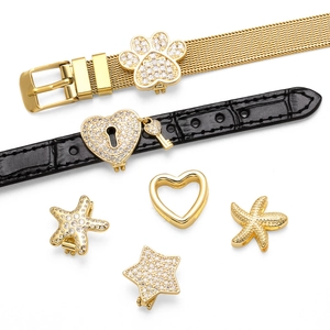 Detail von Gold-Seestern- und Herzanhängern an Edelstahl-Mesh- und Lederarmbändern