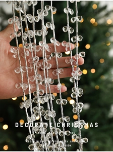 Gros plan de guirlandes de perles en cristal acrylique pour décorer le sapin et les couronnes