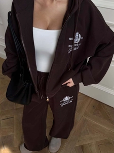 Ensemble jogging et sweat à capuche oversize marron foncé avec broderie blanche