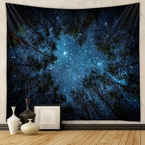 Dettaglio dell'arazzo foresta e cielo stellato appeso a una parete con decoro moderno