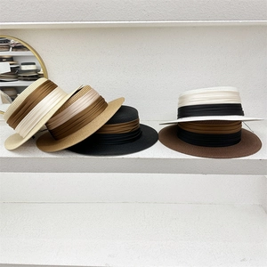 Flache Strohhüte mit gemischten Bändern in Beige, Khaki und Schwarz für Damen
