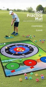 Detalle del juego de alfombra de golf con pelotas adhesivas de colores y zonas de tiro